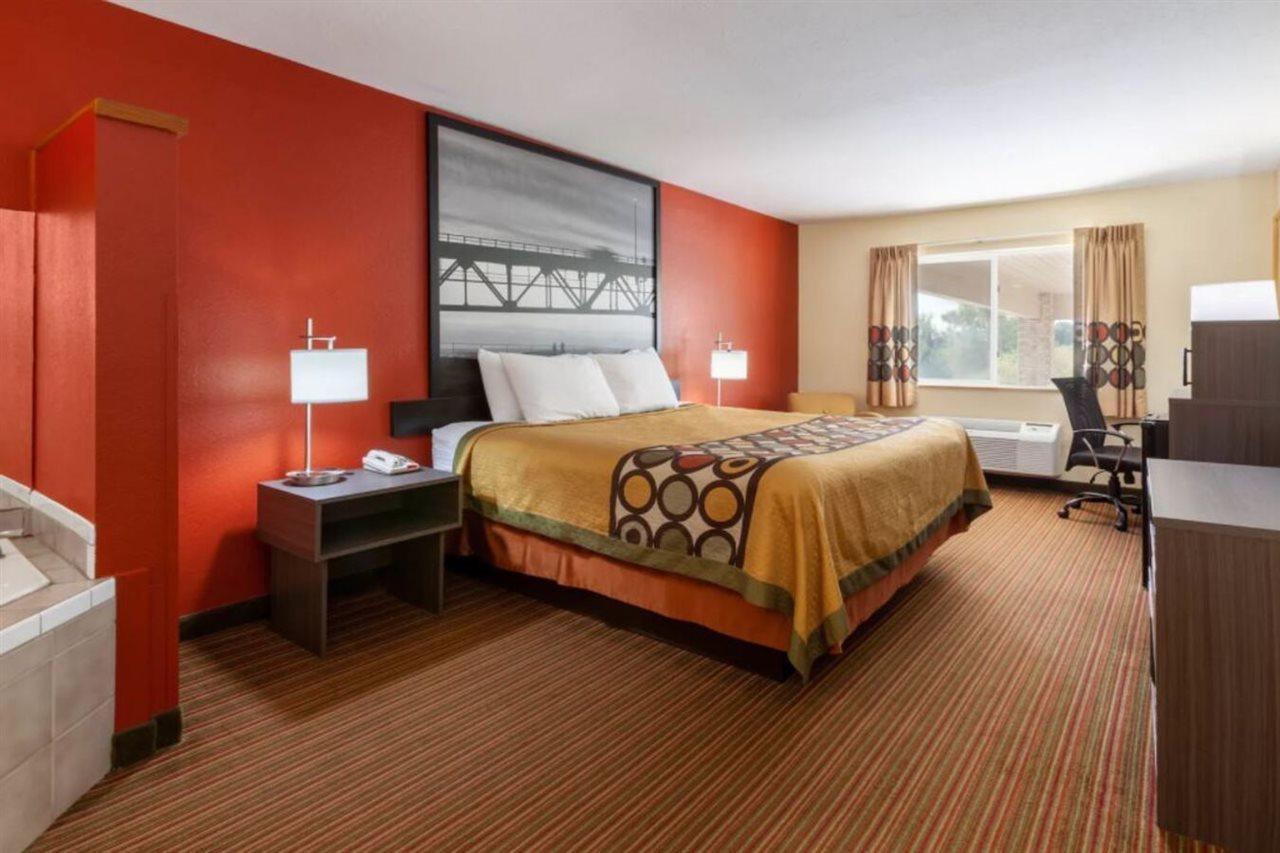 Super 8 by Wyndham Big Rapids Motel Eksteriør billede