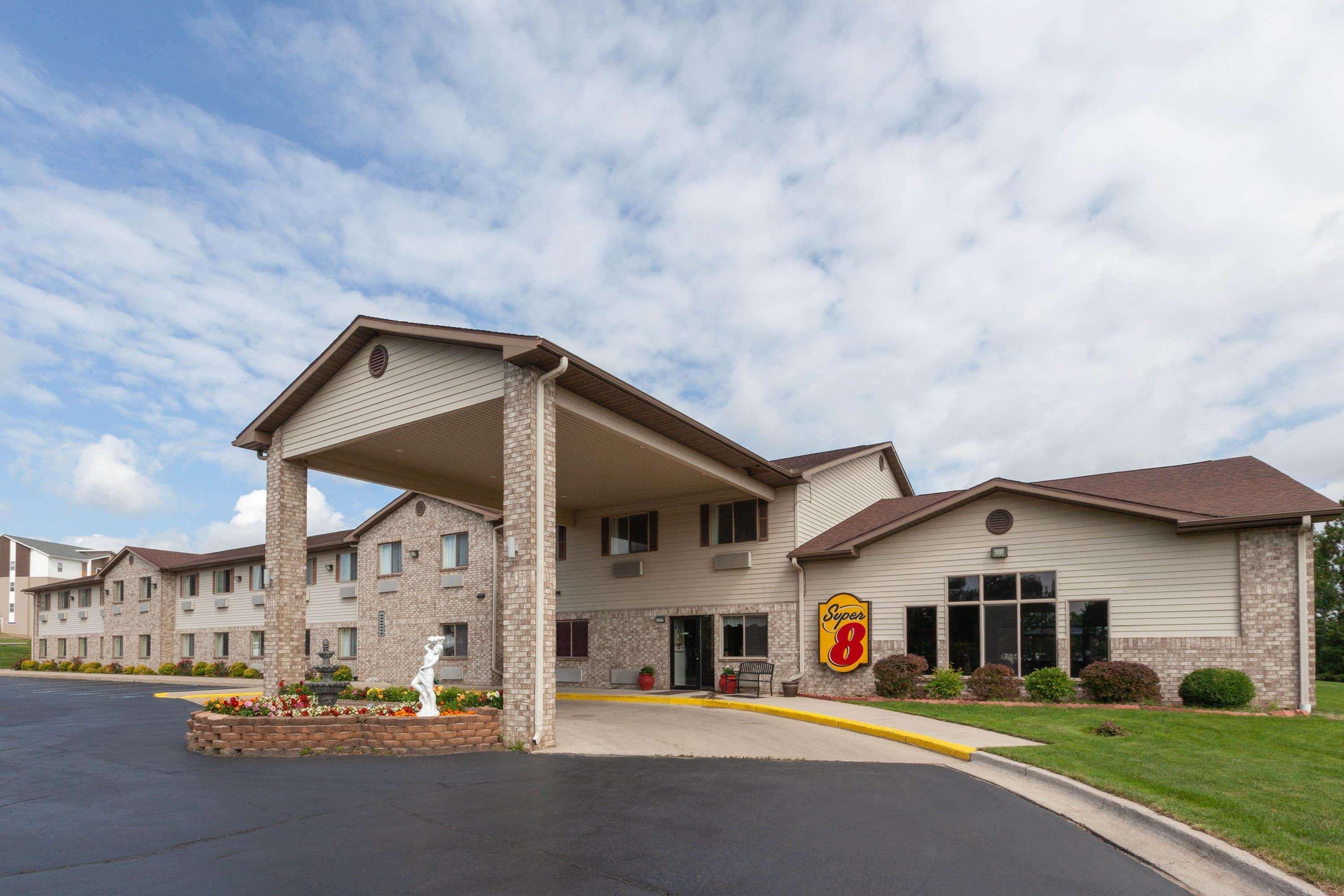 Super 8 by Wyndham Big Rapids Motel Eksteriør billede
