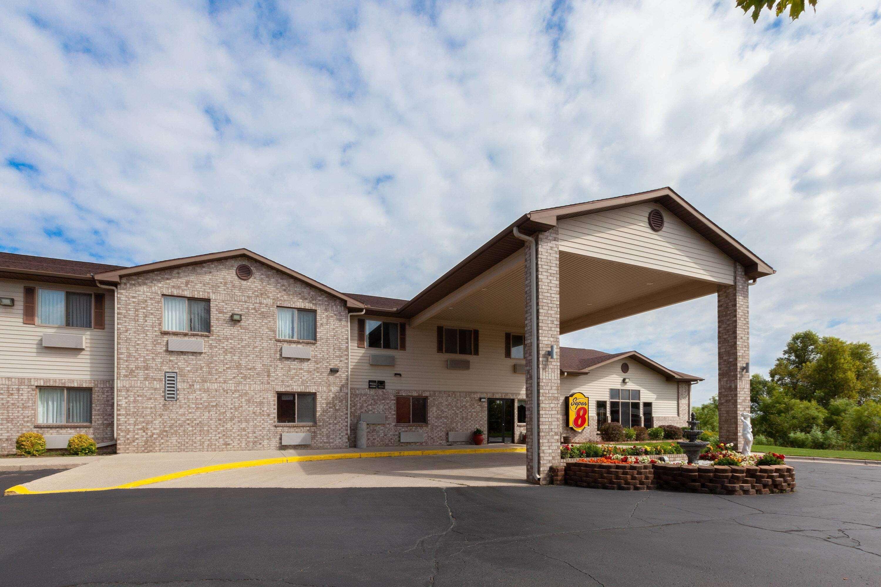 Super 8 by Wyndham Big Rapids Motel Eksteriør billede