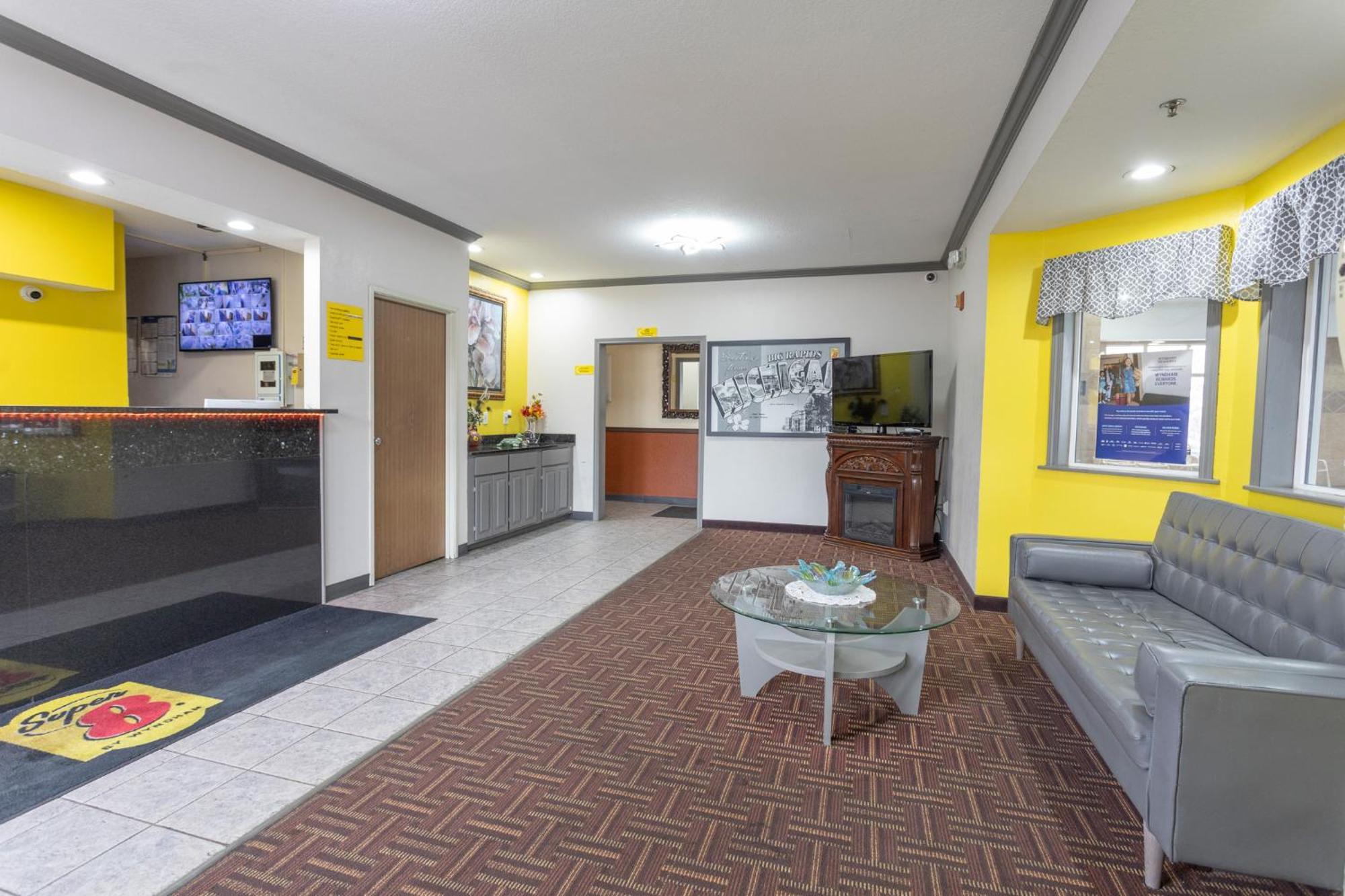 Super 8 by Wyndham Big Rapids Motel Eksteriør billede