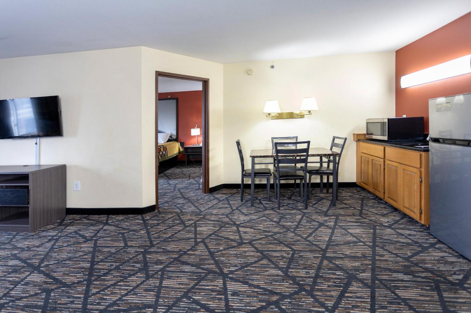 Super 8 by Wyndham Big Rapids Motel Eksteriør billede