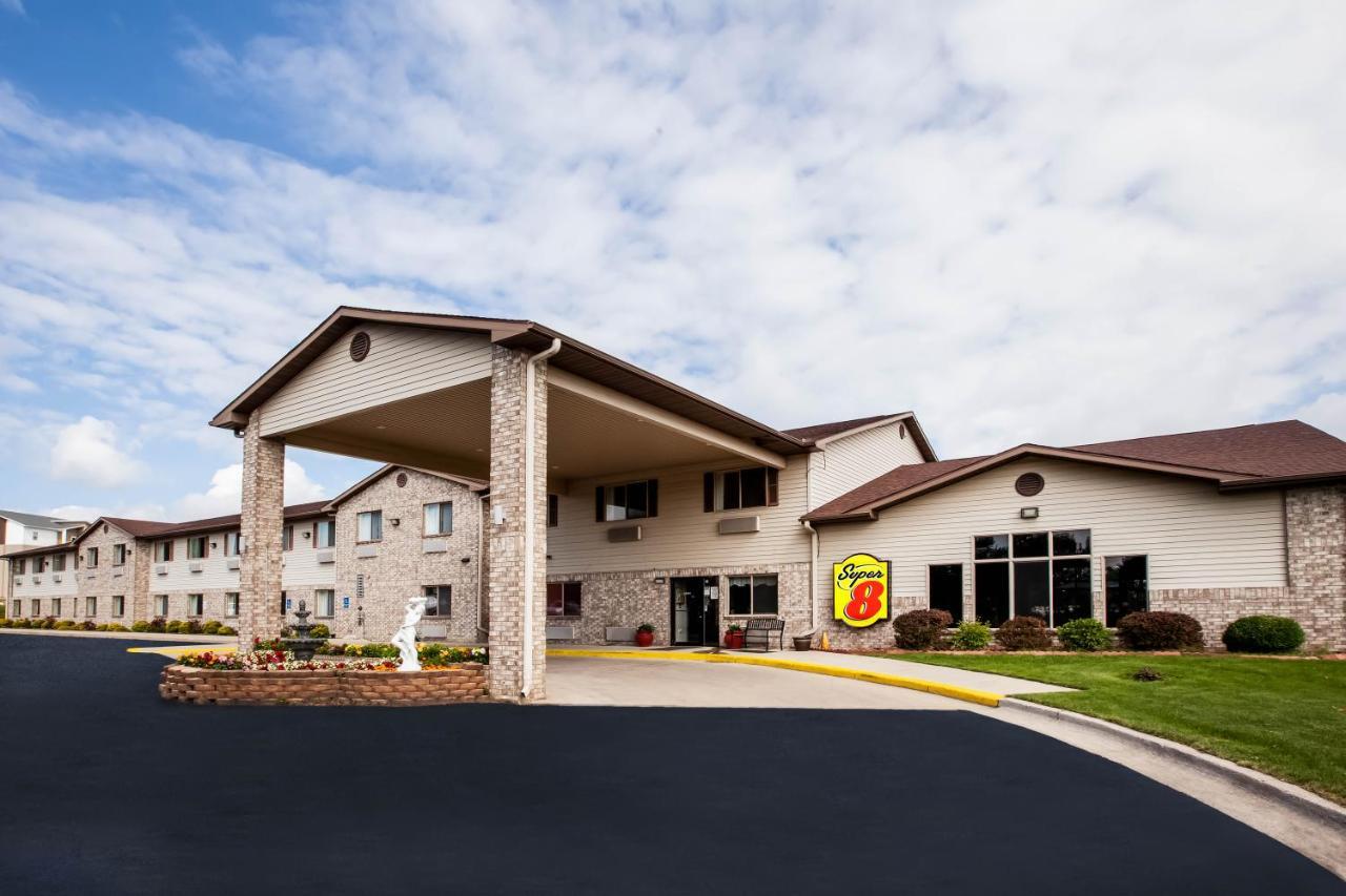 Super 8 by Wyndham Big Rapids Motel Eksteriør billede